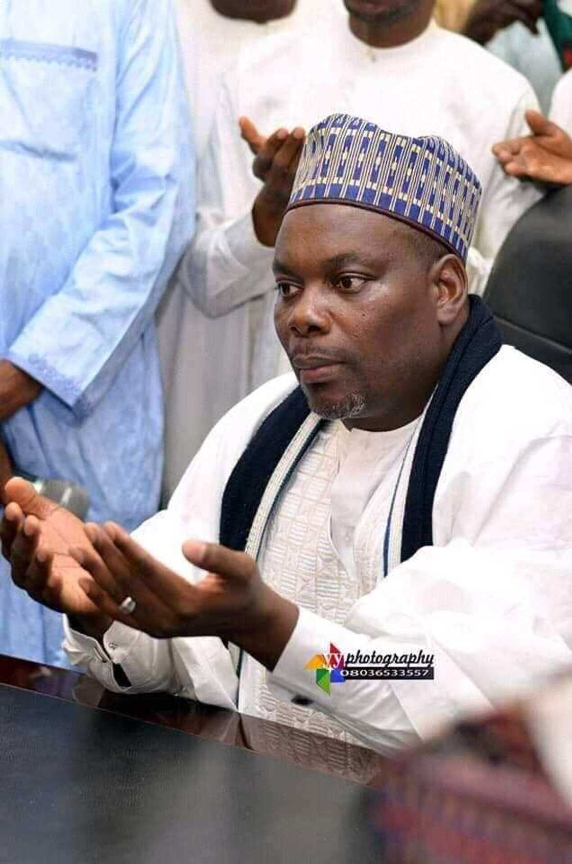 Tsohon kwamishinan Ganduje: Duk da ilimin gwamna, wasu tantirai kuma jahilai ke sarrafa akalar gwamnatin Kano Tsohon kwamishinan Ganduje: Duk da ilimin gwamna, wasu tantirai kuma jahilai ke sarrafa akalar gwamnatin Kano