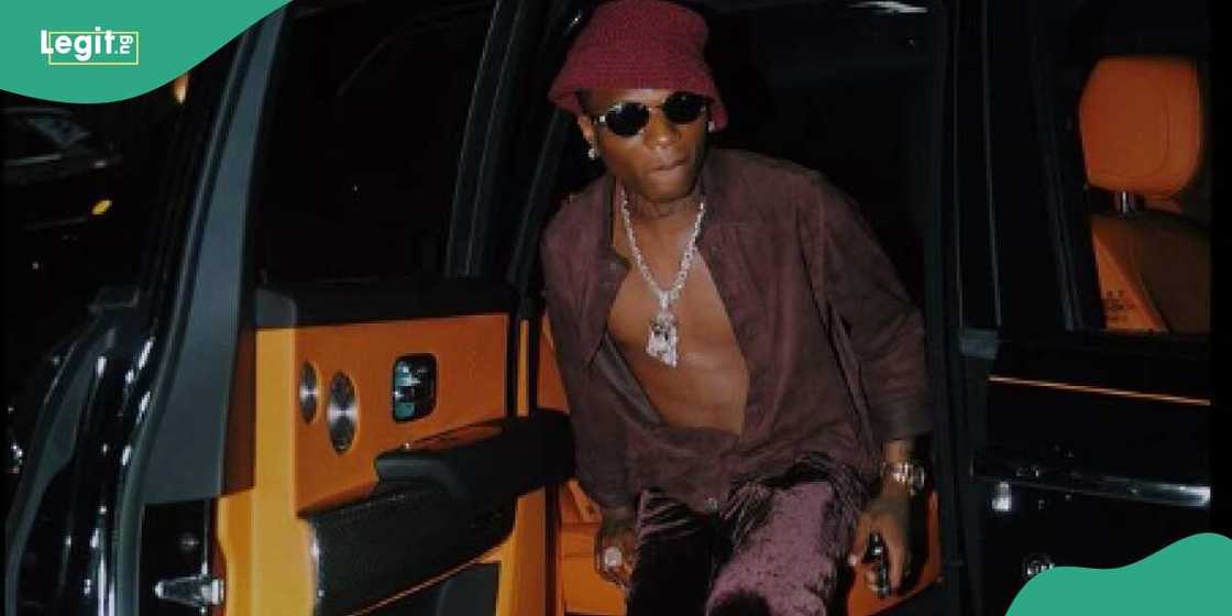 New photo of Wizkid with his sisters trend. New photo of Wizkid with his sisters trend.
