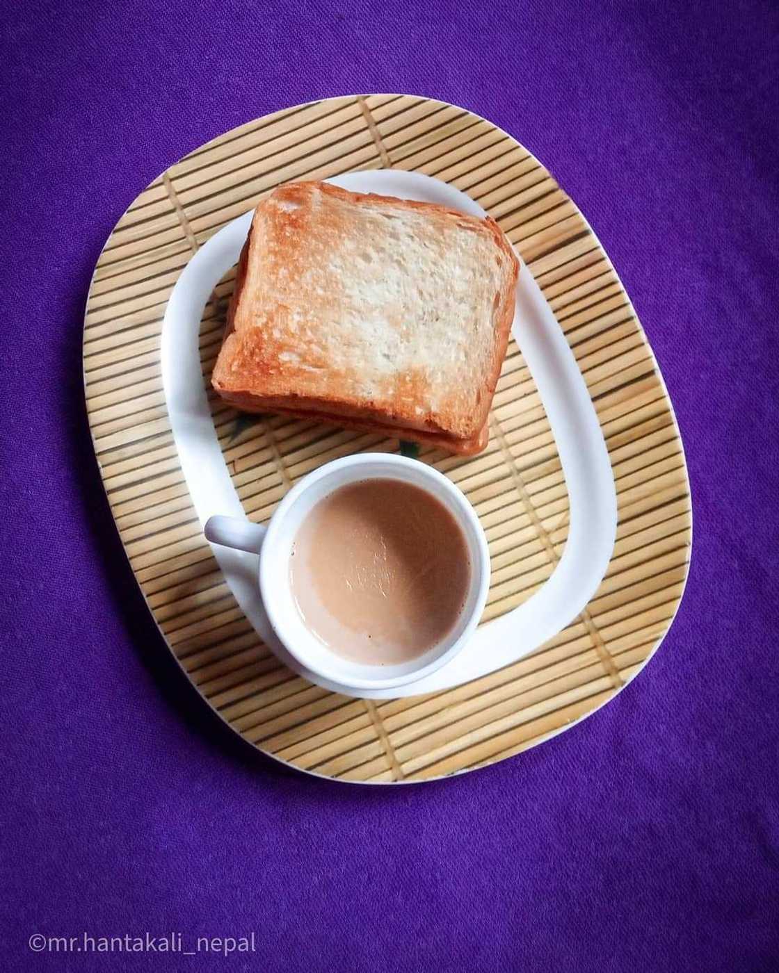 Wani Likita ya ce burodi da shayi su na iya yi wa mai juna biyu illa a jiki Wani Likita ya ce burodi da shayi su na iya yi wa mai juna biyu illa a jiki