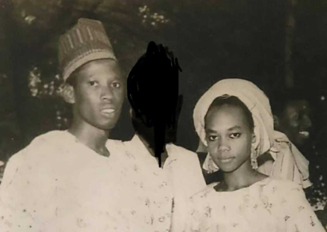 Duba tsoffin hotunan Gwamna Ganduje da matarsa yayin da suke shan amarci Duba tsoffin hotunan Gwamna Ganduje da matarsa yayin da suke shan amarci