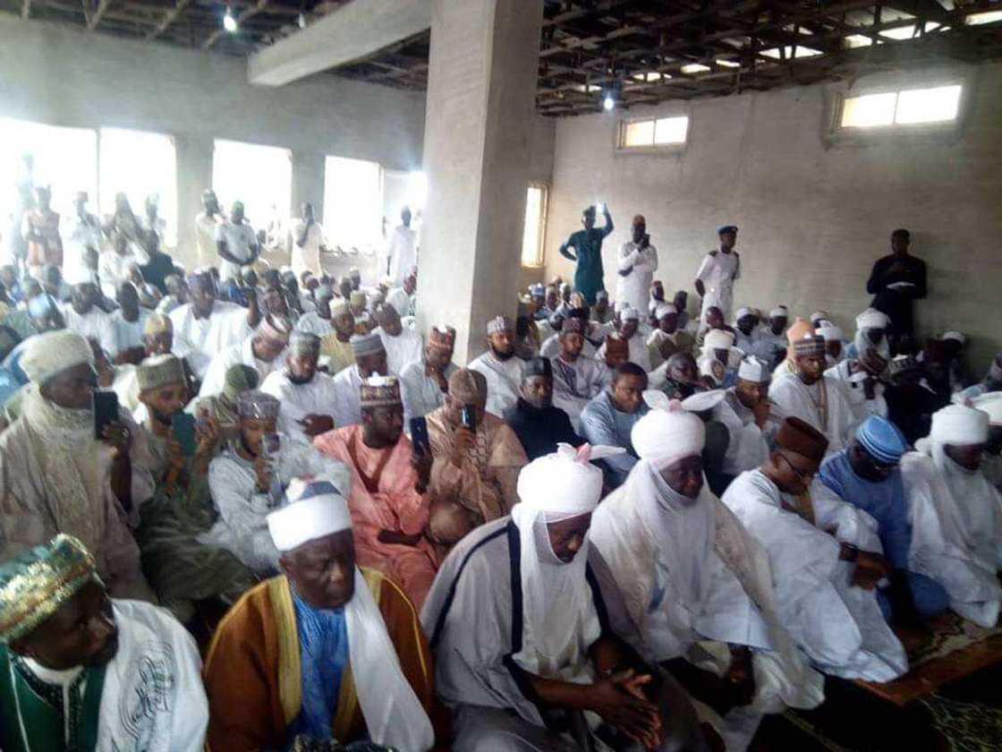Tsohon Sarkin Kano, Sanusi, ya jagoranci Sallar Jumaa a Awe (Hotuna) Tsohon Sarkin Kano, Sanusi, ya jagoranci Sallar Jumaa a Awe (Hotuna)