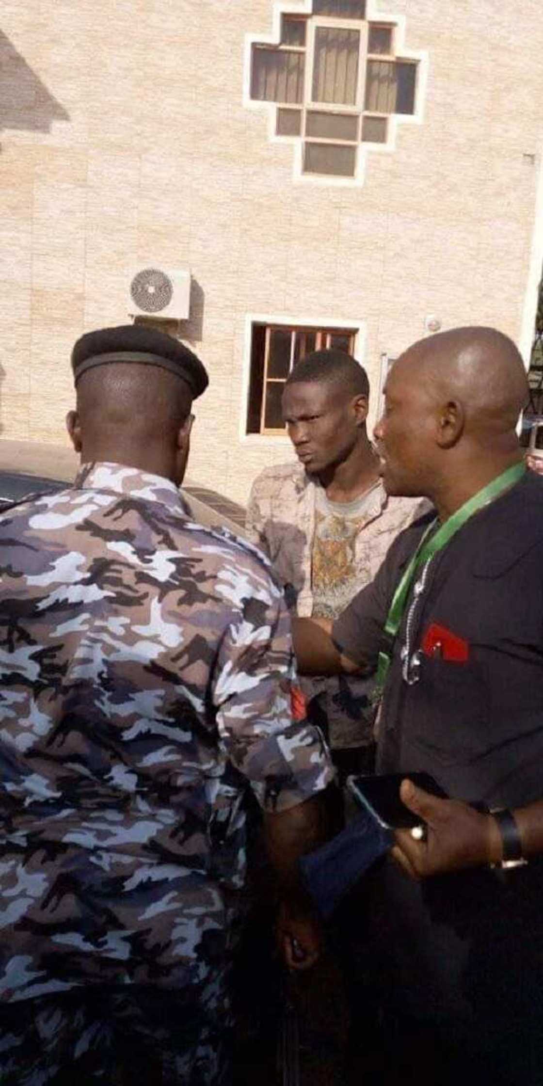 Da duminsa: An damke dan kunar bakin wake da yaje Coci tayar da Bam a Kaduna Da duminsa: An damke dan kunar bakin wake da yaje Coci tayar da Bam a Kaduna