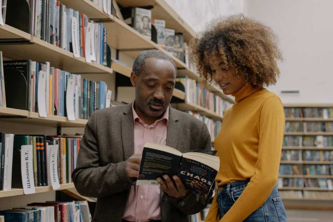 A student and a lecturer in the library