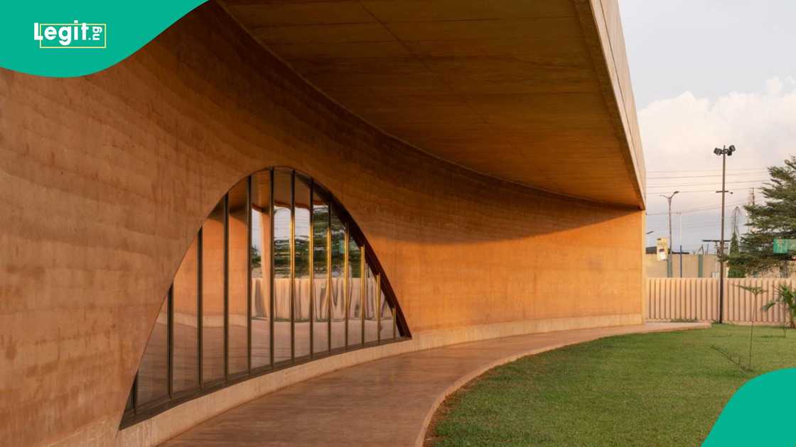 MOWAA has finally clarified its issue with the Oba of Benin palace. MOWAA has finally clarified its issue with the Oba of Benin palace.