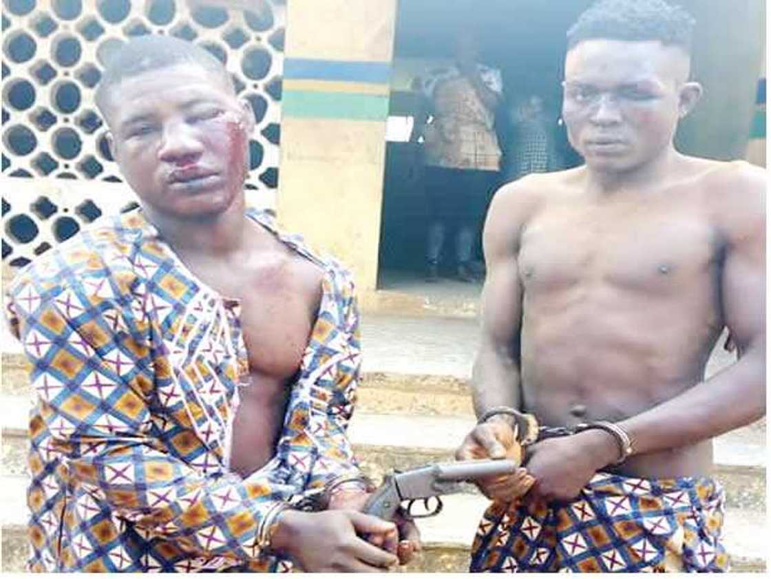 ‘Yan sanda sun kama ɓarayin babur a jihar Ogun
Hakkin mallakar hoto; Jaridar The Punch ‘Yan sanda sun kama ɓarayin babur a jihar Ogun
Hakkin mallakar hoto; Jaridar The Punch