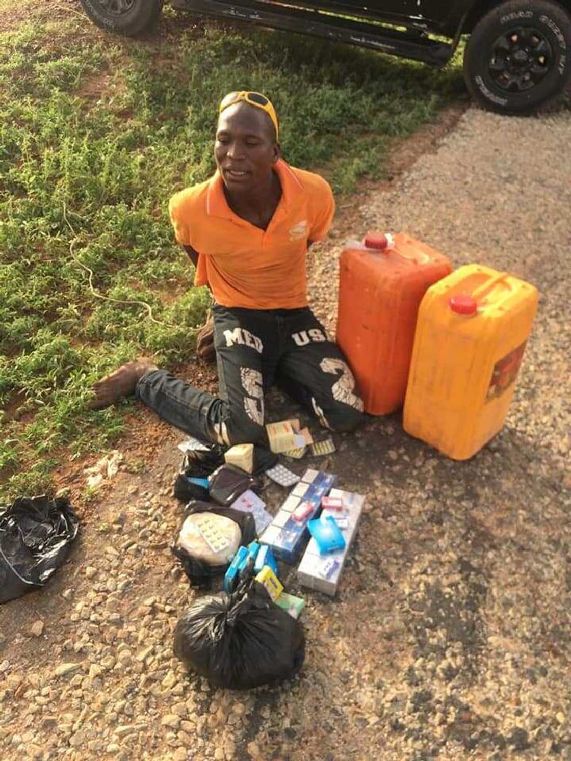 Sojoji sun kama 'yan bindiga 25, sun kwato makamai masu yawa Sojoji sun kama 'yan bindiga 25, sun kwato makamai masu yawa