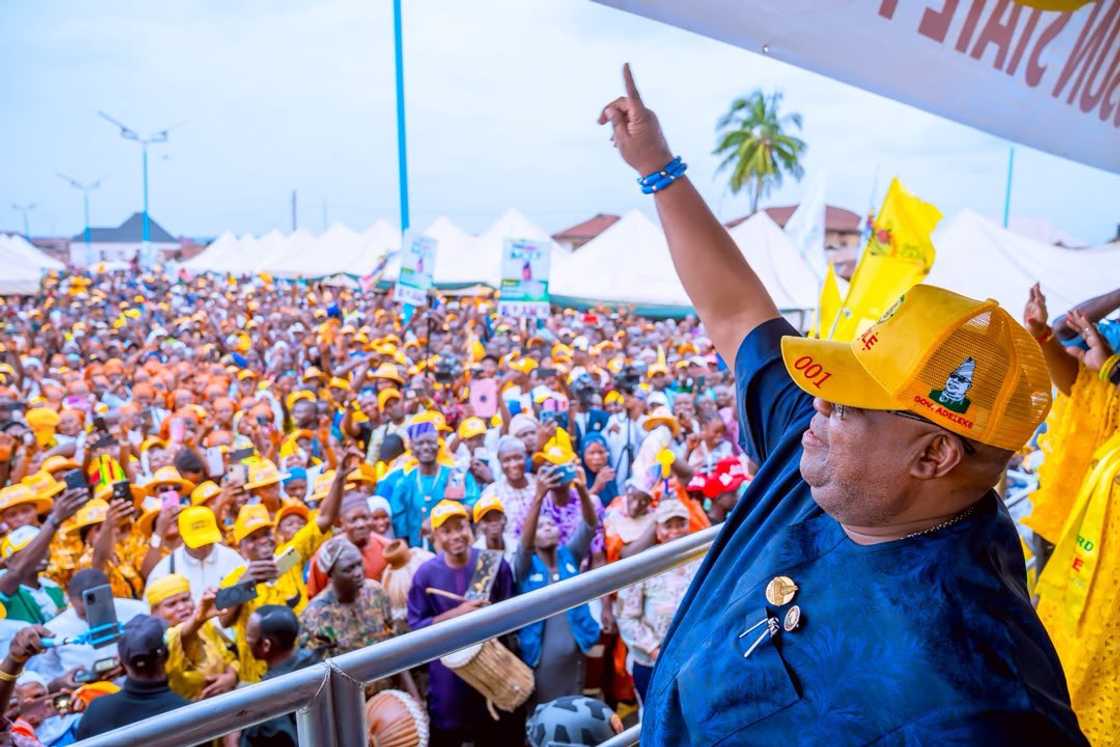 Gwamna Adeleke ya goyi bayan tazarcen Tinubu Gwamna Adeleke ya goyi bayan tazarcen Tinubu