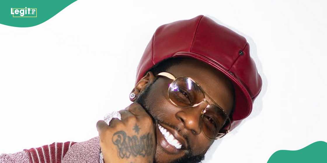 Fans hail Burna Boy while driving Fans hail Burna Boy while driving