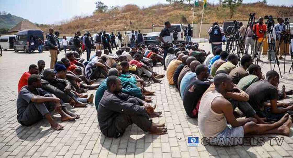 Hotunan bindigu, alburusai, kudi da kwayoyi da rundunar 'yan sanda ta kama tare da masu garkuwa da mutane a Abuja Hotunan bindigu, alburusai, kudi da kwayoyi da rundunar 'yan sanda ta kama tare da masu garkuwa da mutane a Abuja