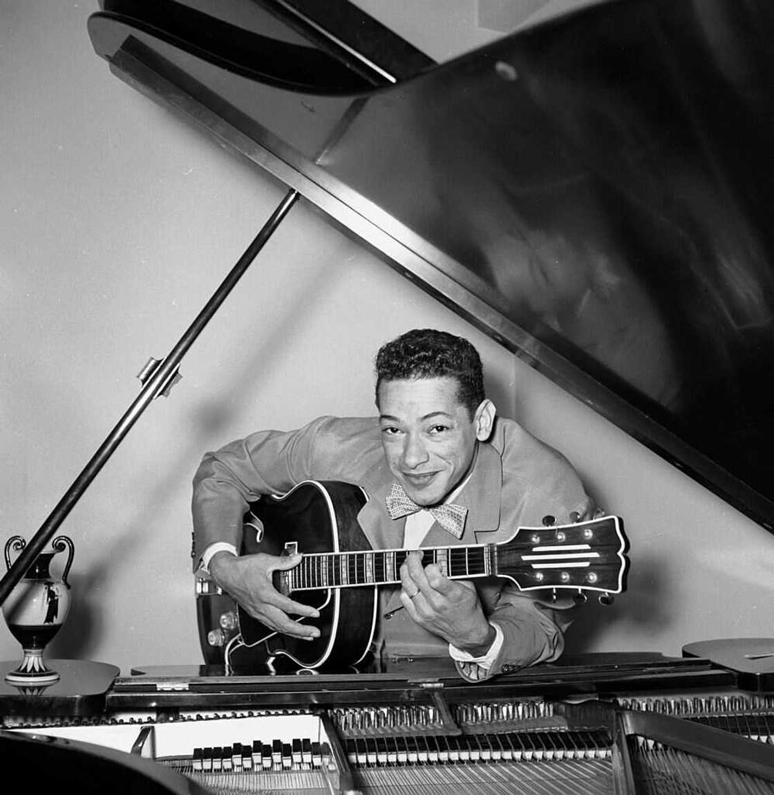 Le chanteur français Henri Salvador. Le chanteur français Henri Salvador.