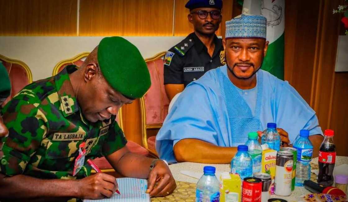 Babban hafsan sojojin ƙasa ya ziyarci Dauda Lawal na Zamfar Babban hafsan sojojin ƙasa ya ziyarci Dauda Lawal na Zamfar