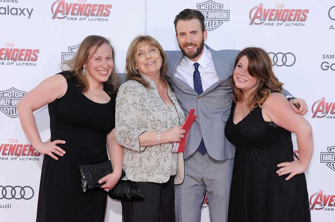 Actor Chris Evans and family pose at Dolby Theatre Actor Chris Evans and family pose at Dolby Theatre