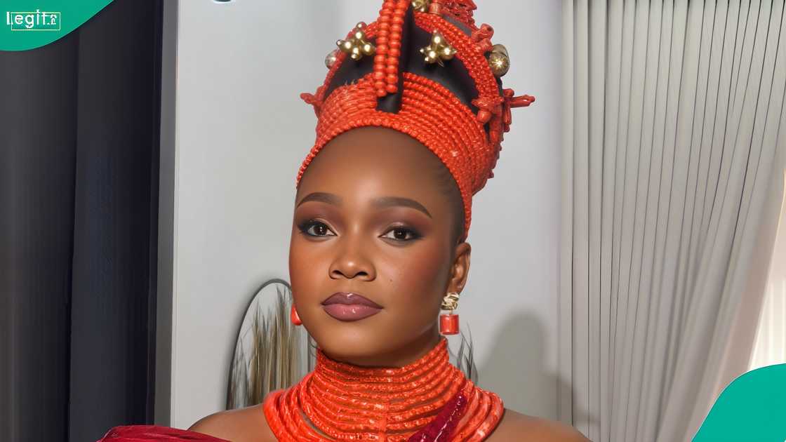 A lady looking for an apartment budget displays the Yaba house that an agent showed her. A lady looking for an apartment budget displays the Yaba house that an agent showed her.
