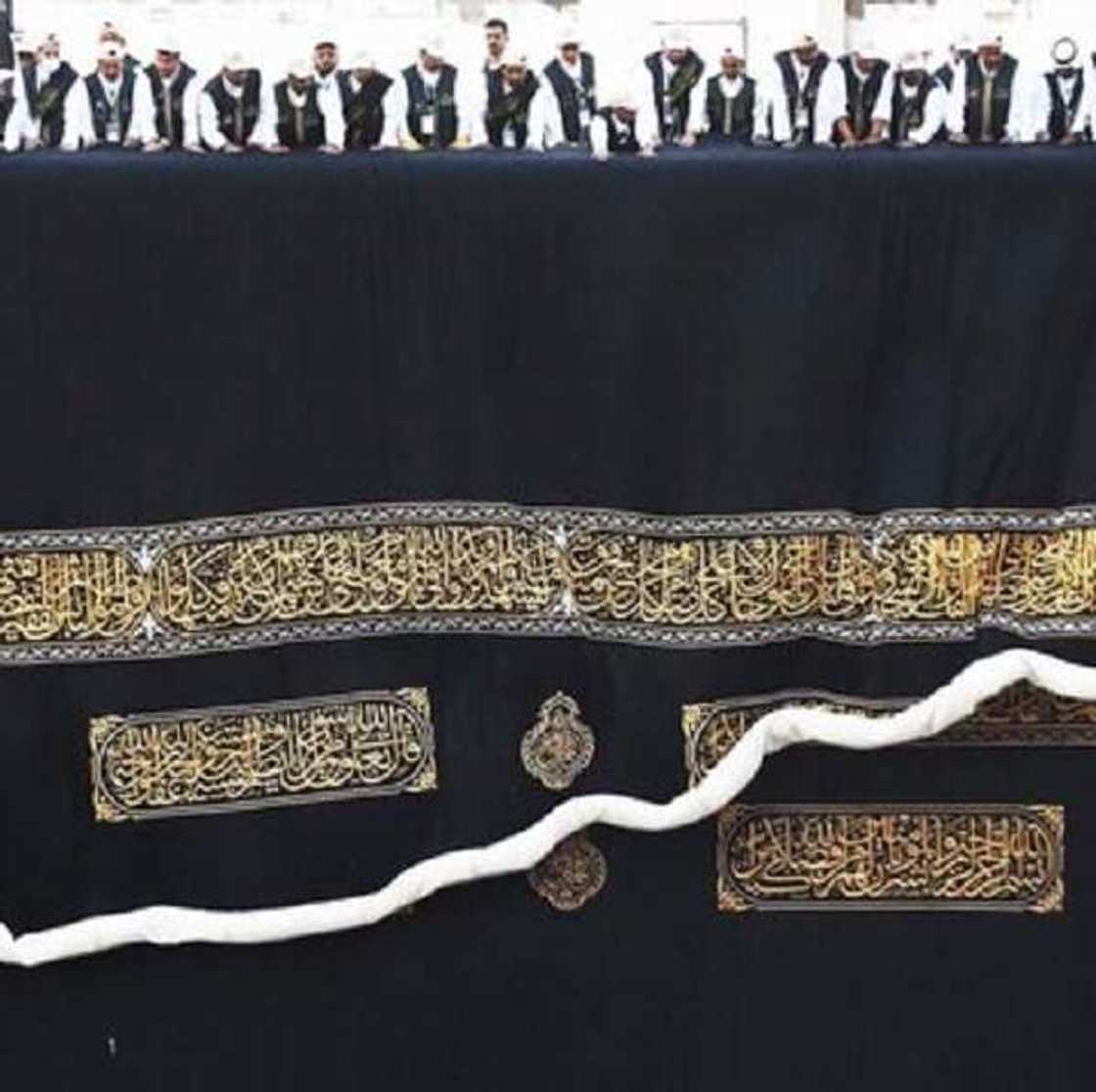 Hajjin 2019: Hotunan yadda aka canja suturar dakin Ka'aba a ranar Arafat Hajjin 2019: Hotunan yadda aka canja suturar dakin Ka'aba a ranar Arafat