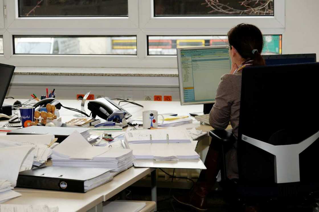 Responsibilities and duties of a secretary - full job description Responsibilities and duties of a secretary - full job description