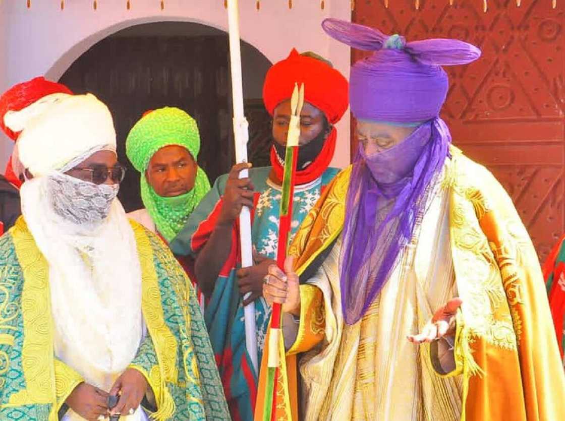 Bidiyo da hotunan sabon sarkin Zazzau ya kai wa sarkin Kano, Aminu Bayero, ziyara Bidiyo da hotunan sabon sarkin Zazzau ya kai wa sarkin Kano, Aminu Bayero, ziyara