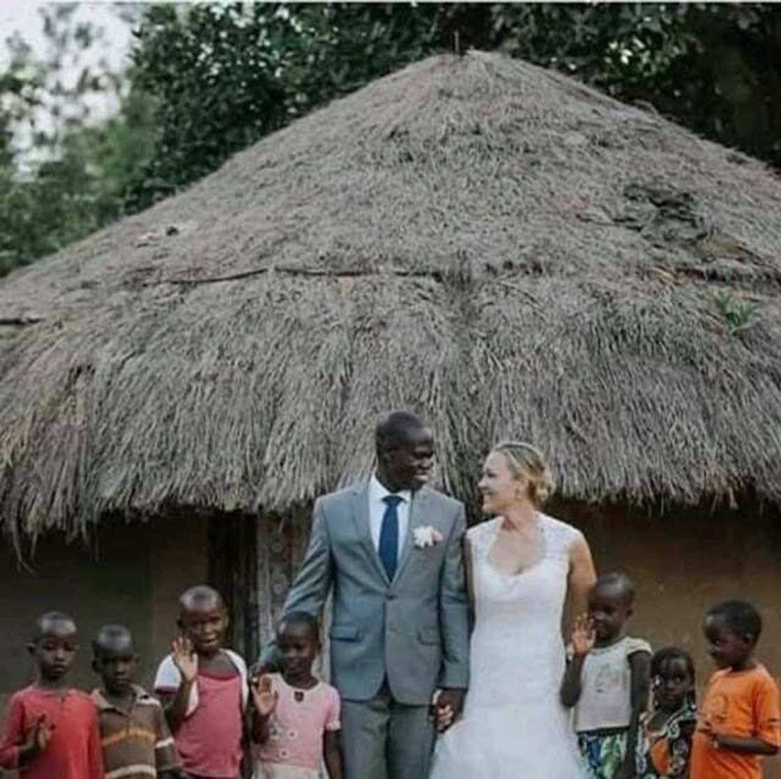 Tsananin talauci yasa matarshi ta gujeshi ta barshi da 'ya'ya 7, sai ga Baturiya ta zo ta aure abin ta Tsananin talauci yasa matarshi ta gujeshi ta barshi da 'ya'ya 7, sai ga Baturiya ta zo ta aure abin ta