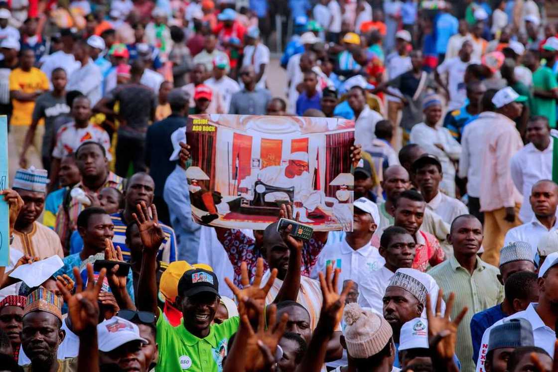 Tururruwar al'umma yayin taron yakin zaben Buhari a garin Abuja Tururruwar al'umma yayin taron yakin zaben Buhari a garin Abuja