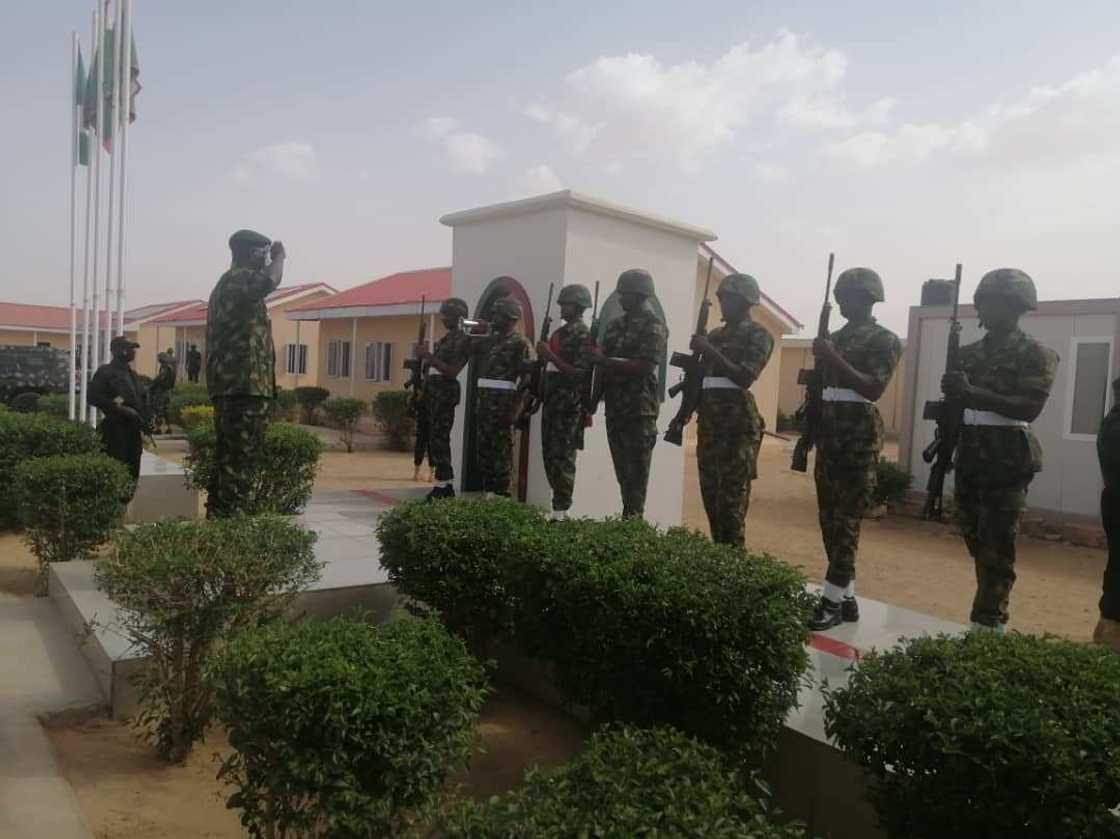 Buratai ya ziyarci Sarkin Daura Buratai ya ziyarci Sarkin Daura