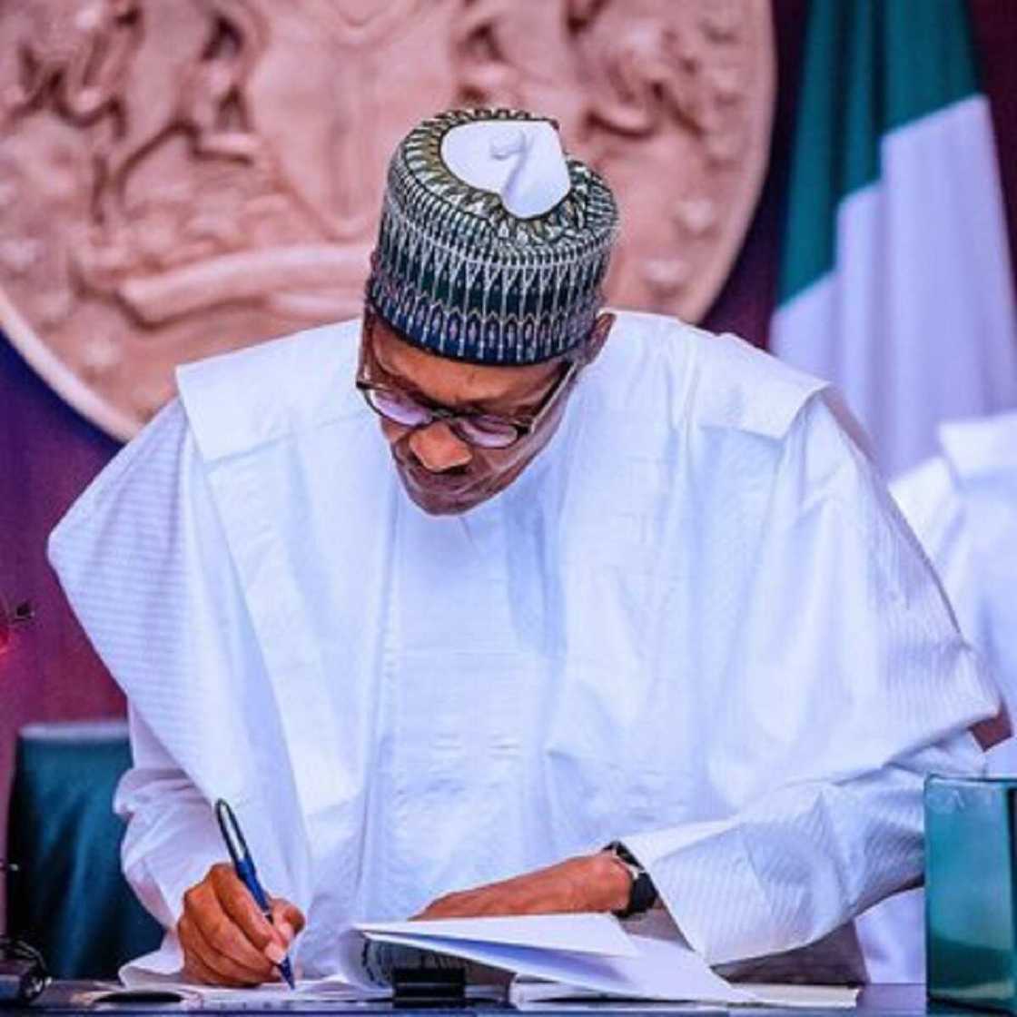 Za a raba kyautar mita sama da miliyan 1 ta wutar lantarki - Buhari Za a raba kyautar mita sama da miliyan 1 ta wutar lantarki - Buhari