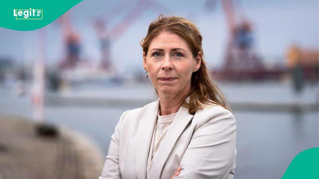 Shocking moment Sweden's health minister Elisabet Lann collapses during press conference/Sweden’s new health minister collapses on live TV as netizens react Shocking moment Sweden's health minister Elisabet Lann collapses during press conference/Sweden’s new health minister collapses on live TV as netizens react