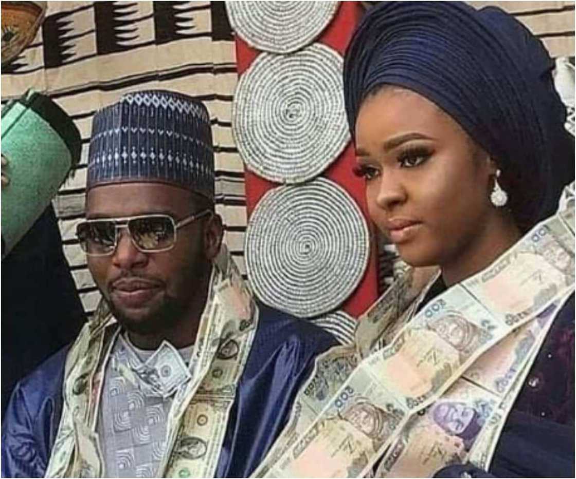 Ango da Amarya sun rataya carbin takardar Naira da Dala a wurin bikinsu Ango da Amarya sun rataya carbin takardar Naira da Dala a wurin bikinsu