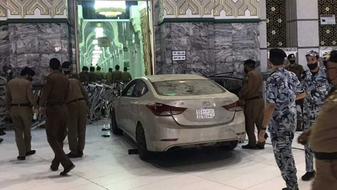 Yadda wata mota ta kutsa kai cikin Masallacin Ka’aba da gudu Yadda wata mota ta kutsa kai cikin Masallacin Ka’aba da gudu