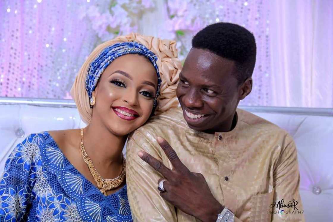 Kayatattun hotunan sunan diyar mawaki Ado Gwanja da suka dauki hankali Kayatattun hotunan sunan diyar mawaki Ado Gwanja da suka dauki hankali