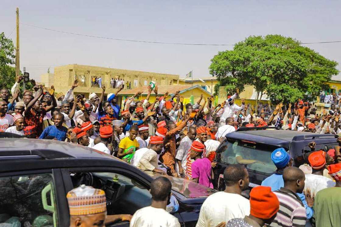 Tawagar Atiku akan hanyar kai ziyarar ban girma fadar Mai Martaba Sarkin Kano Muhammadu Sanusi II Tawagar Atiku akan hanyar kai ziyarar ban girma fadar Mai Martaba Sarkin Kano Muhammadu Sanusi II