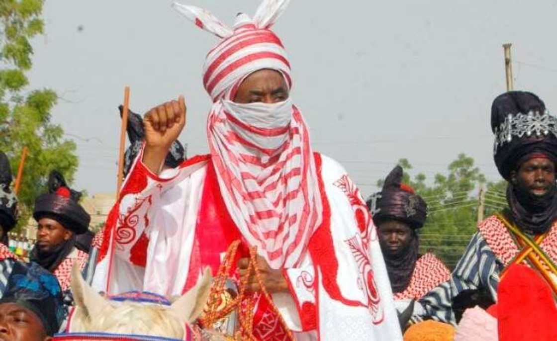 Mata da yaran sarki Sanusi da aka tsige sun isa Awe Mata da yaran sarki Sanusi da aka tsige sun isa Awe