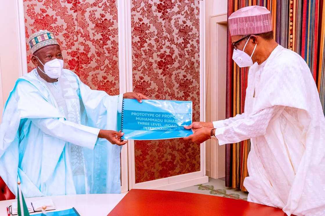 Ganduje ya kai wa shugaba Buhari zanen gadar da zai yiwa jama'ar Kano