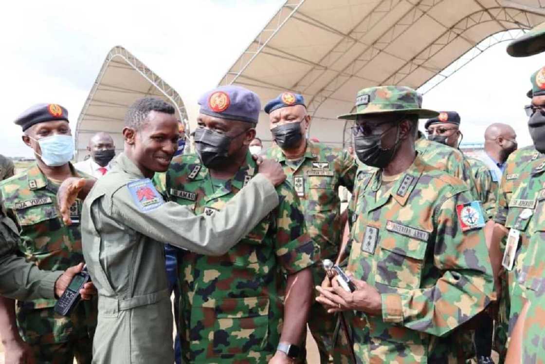 Da duminsa: Matukin jirgin NAF ya sha da kyar yayin da 'yan bindiga suka harbo jirgi Da duminsa: Matukin jirgin NAF ya sha da kyar yayin da 'yan bindiga suka harbo jirgi