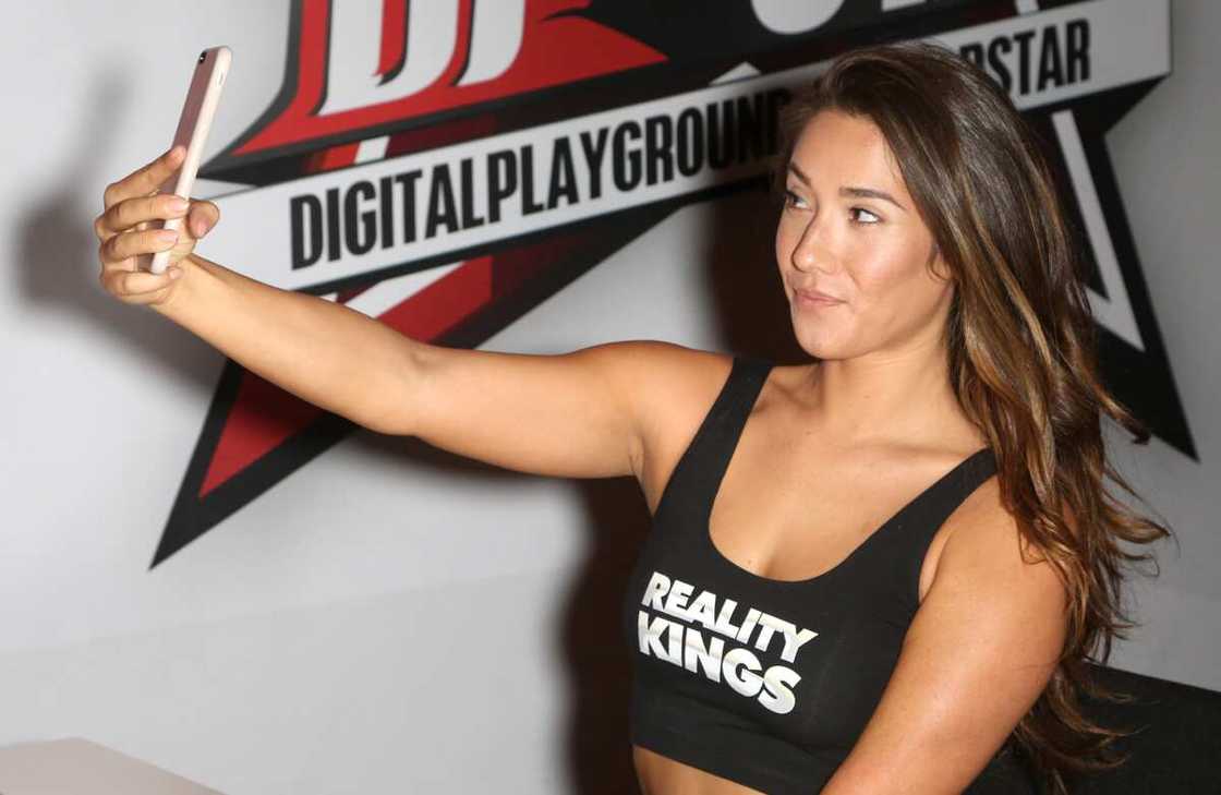 Eva Lovia's bio Eva Lovia's bio