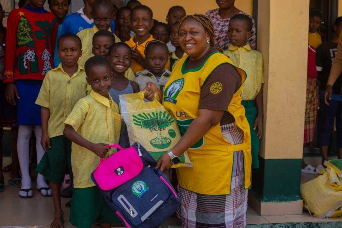 O.B. Lulu-Briggs Foundation Delights 3,000 Pupils, 800 Teachers at Christmas O.B. Lulu-Briggs Foundation Delights 3,000 Pupils, 800 Teachers at Christmas