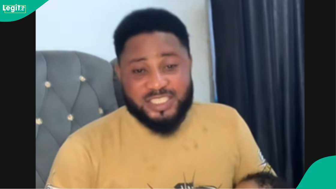 A man comes online to lament as mum leaves him A man comes online to lament as mum leaves him