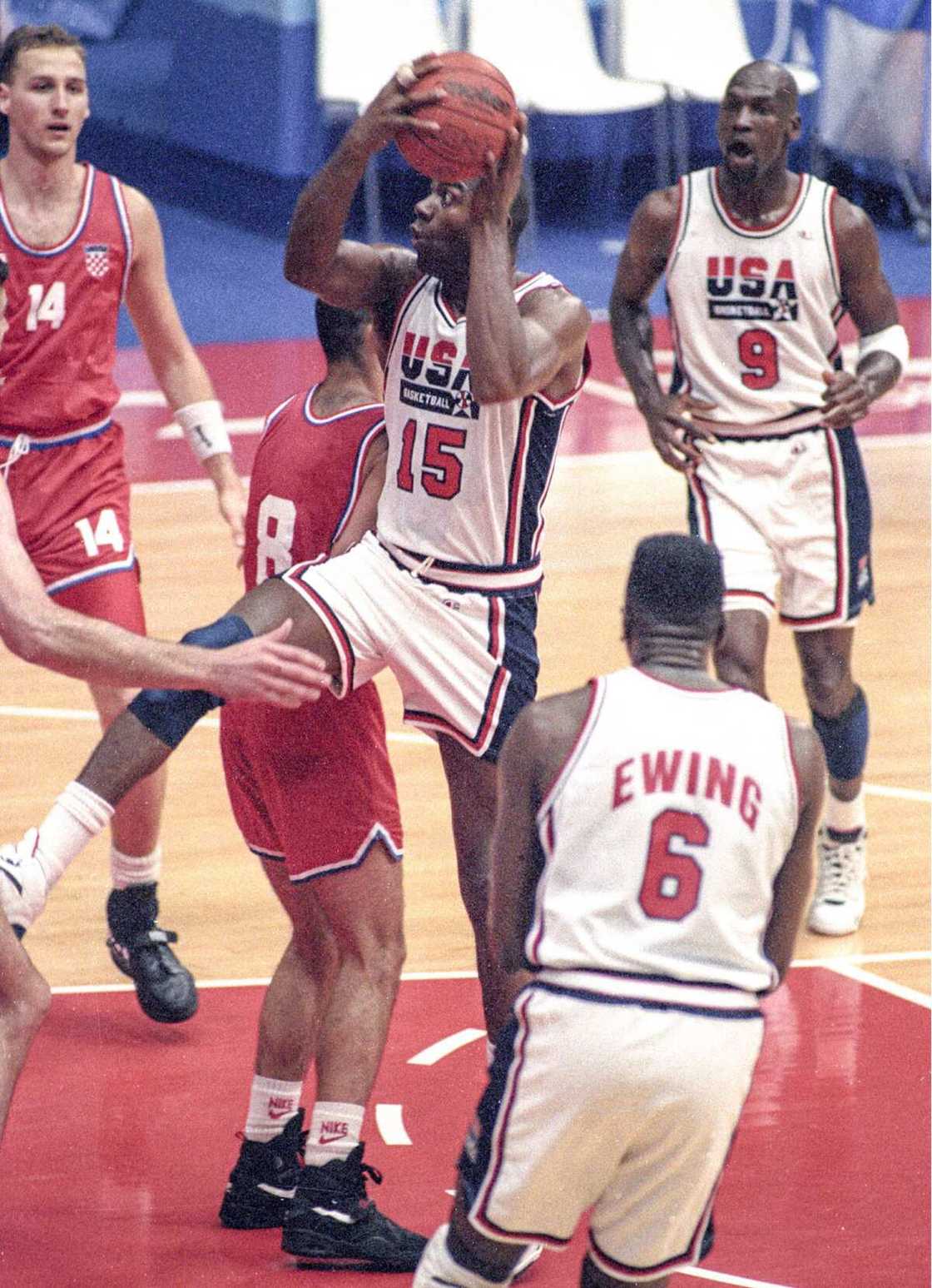 Magic Johnson des États-Unis se dirige vers le panier lors de la finale de basket-ball masculin contre la Croatie aux Jeux olympiques de Barcelone en août 1992, sous les yeux de Michael Jordan. (Photo de Kyodo News via Getty Images)