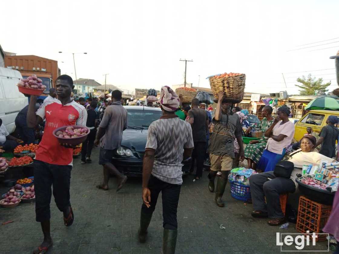 More traders sell perishable goods due to large supply amidst Easter celebration. Photo credit: Esther Odili More traders sell perishable goods due to large supply amidst Easter celebration. Photo credit: Esther Odili