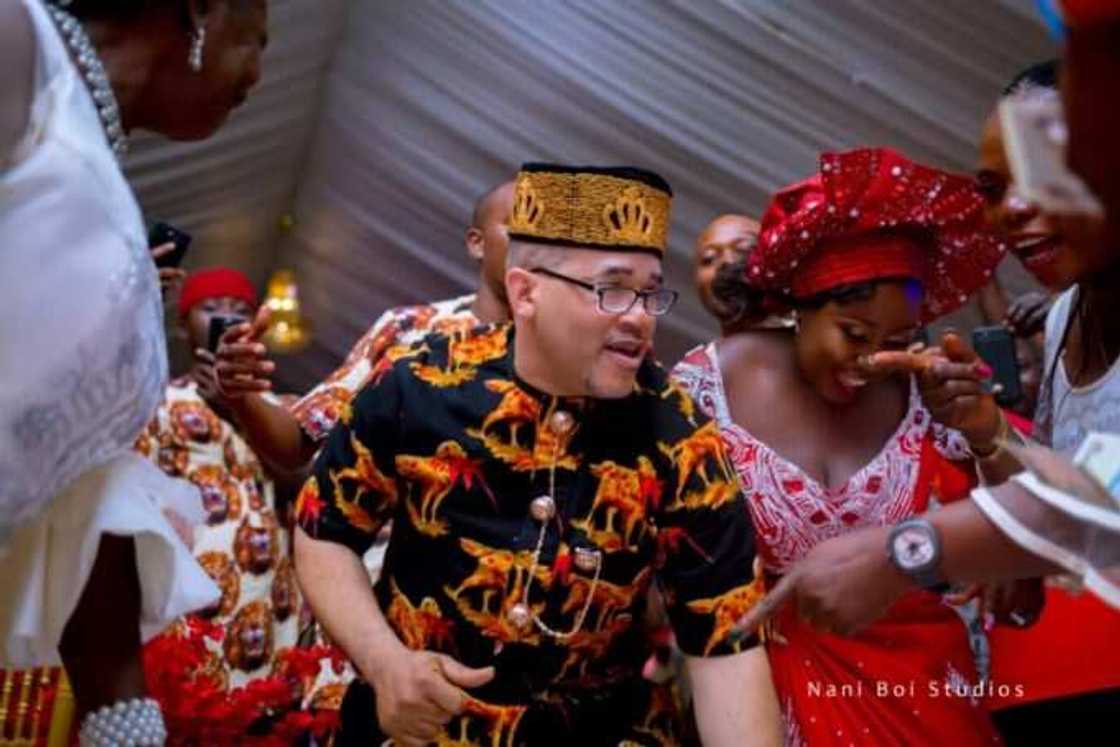 To fah: Mazan Amurka suma sunce baza ayi babu su ba, yayin da wani Dan Amurka ya zo auren matar shi a Najeriya To fah: Mazan Amurka suma sunce baza ayi babu su ba, yayin da wani Dan Amurka ya zo auren matar shi a Najeriya