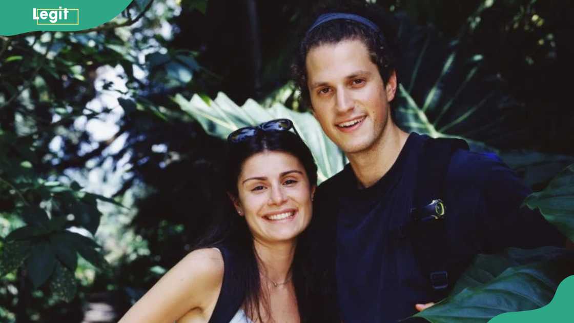 Flo Pesenti and Zach Behr, from New York City, embark on the adventure of their lives as they compete for $1 million in THE AMAZING RACE 3.