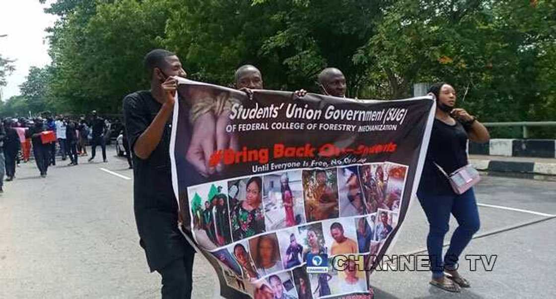 Iyayen Daliban da Aka Sace a Kaduna Sun Mamaye Bakin Majalisar Tarayya Iyayen Daliban da Aka Sace a Kaduna Sun Mamaye Bakin Majalisar Tarayya