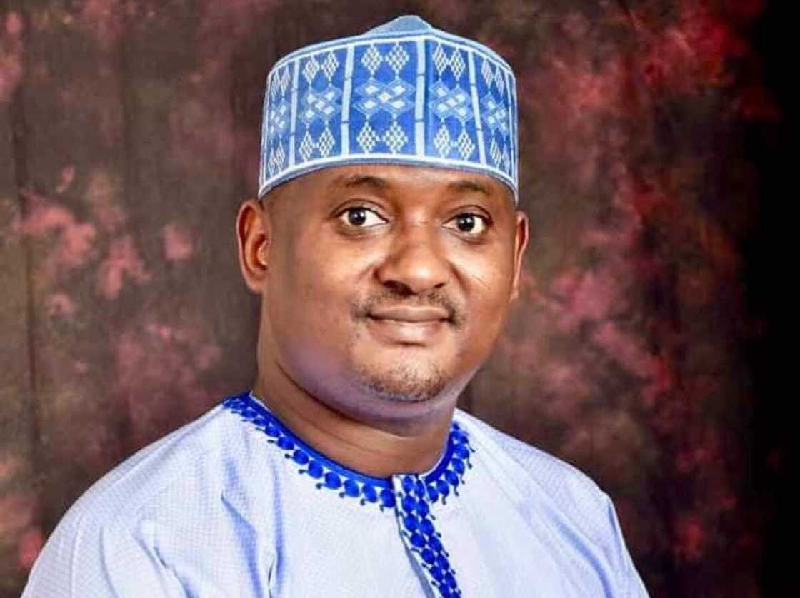 Da albashinsa, dan majalisar tarayya ya gina katafariyar makaranta, ya zuba kayan bukata Da albashinsa, dan majalisar tarayya ya gina katafariyar makaranta, ya zuba kayan bukata