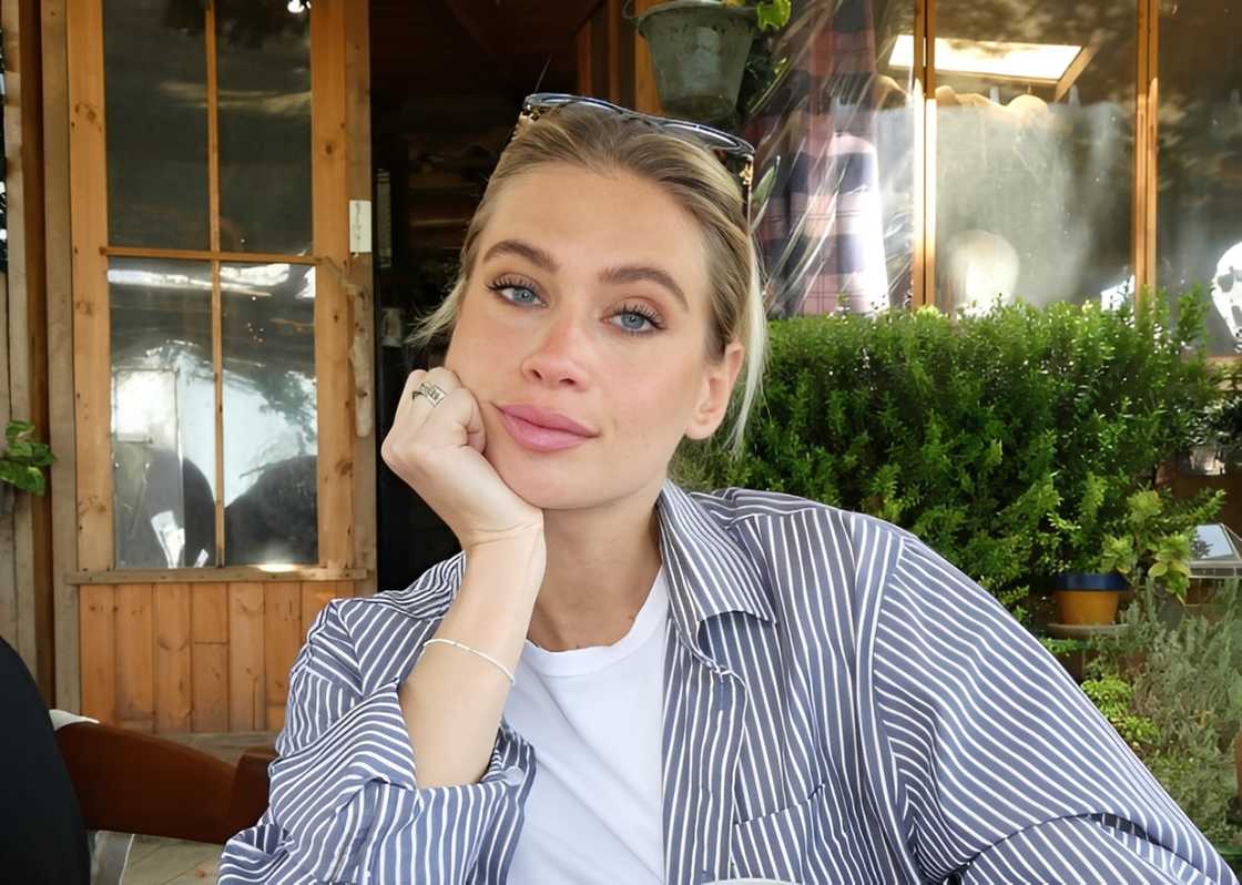 Federica Lelli poses for a photo in a striped shirt and a white T-shirt in an outdoor café Federica Lelli poses for a photo in a striped shirt and a white T-shirt in an outdoor café