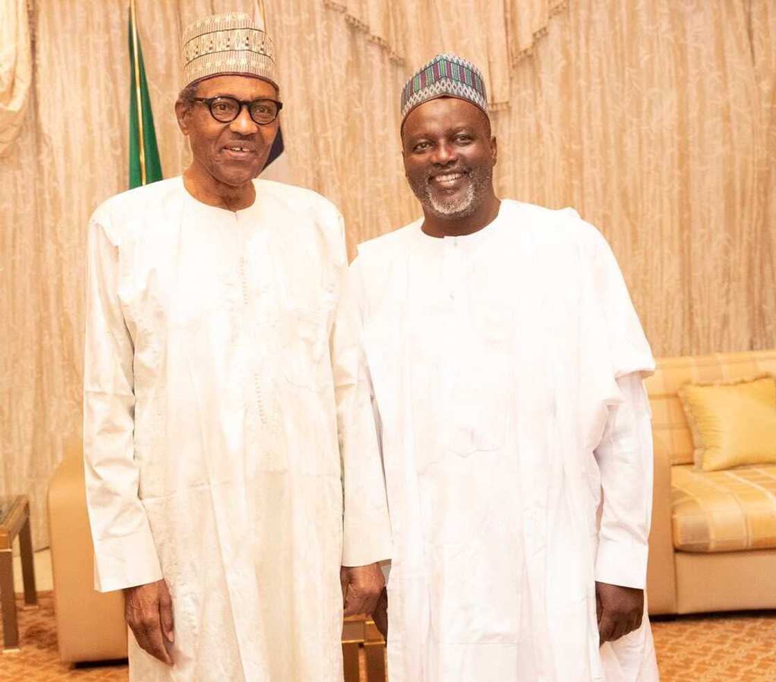 'Yan majalisa sun fara shirin raba Buhari da wani iko da kundin mulki ya bashi 'Yan majalisa sun fara shirin raba Buhari da wani iko da kundin mulki ya bashi