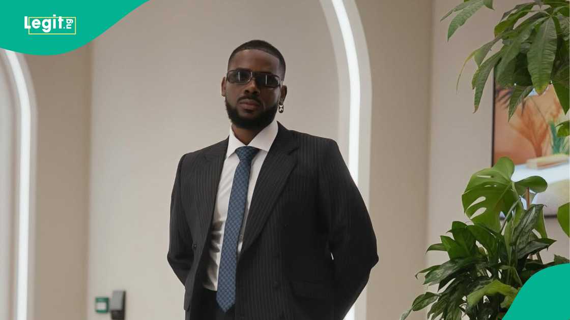 Yinka Ayefele Joins Adekunle Gold to on stage he prostates Yinka Ayefele Joins Adekunle Gold to on stage he prostates