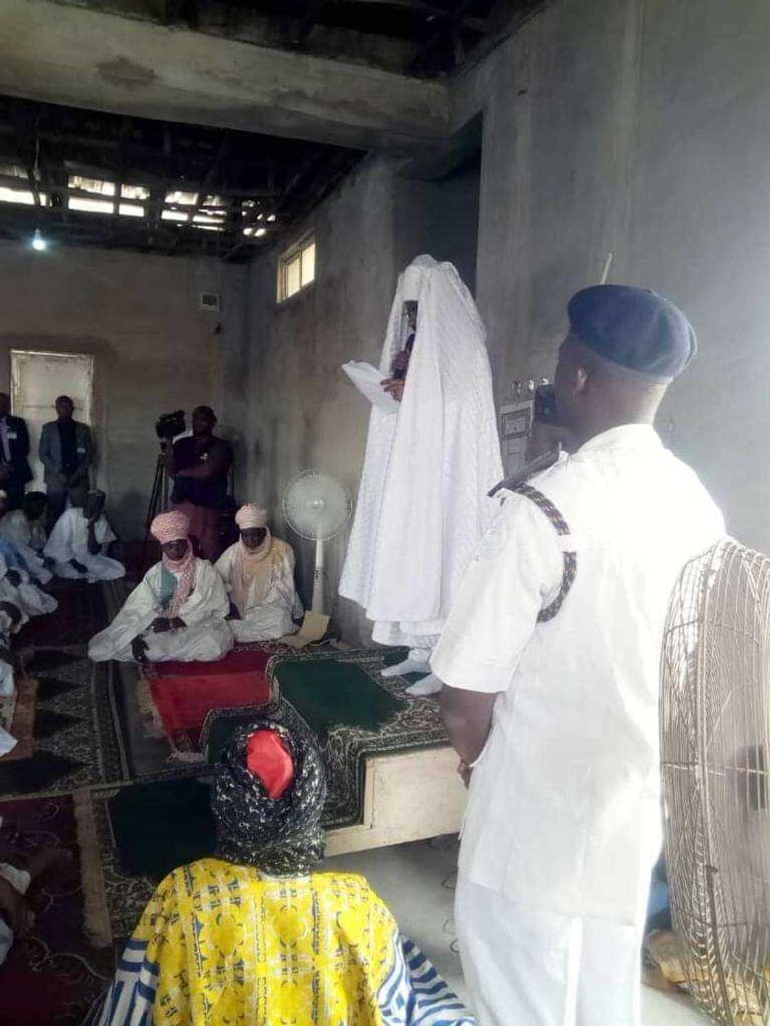 Tsohon Sarkin Kano, Sanusi, ya jagoranci Sallar Jumaa a Awe (Hotuna) Tsohon Sarkin Kano, Sanusi, ya jagoranci Sallar Jumaa a Awe (Hotuna)