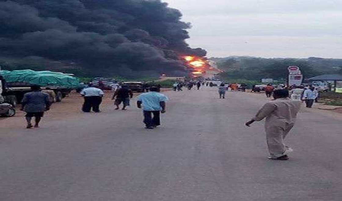 Danyen hukunci: An kone direban motar da ya kashe fasinja a kan N100, hotuna Danyen hukunci: An kone direban motar da ya kashe fasinja a kan N100, hotuna