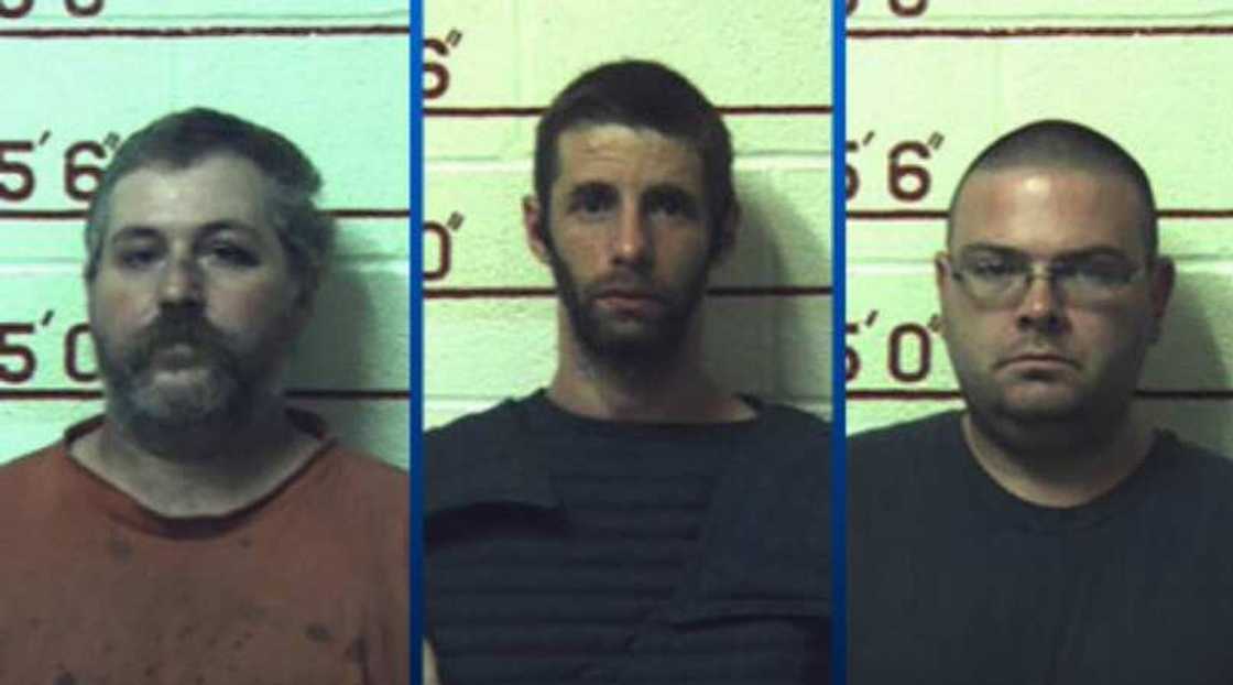 Tashin hankali: An kama mutum 3 da suka yiwa dokuna, shanu, akuyoyi da karnuka fyade Tashin hankali: An kama mutum 3 da suka yiwa dokuna, shanu, akuyoyi da karnuka fyade