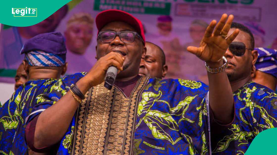 Adebayo Adelabu a wajen taron siyasa a Oyo Adebayo Adelabu a wajen taron siyasa a Oyo