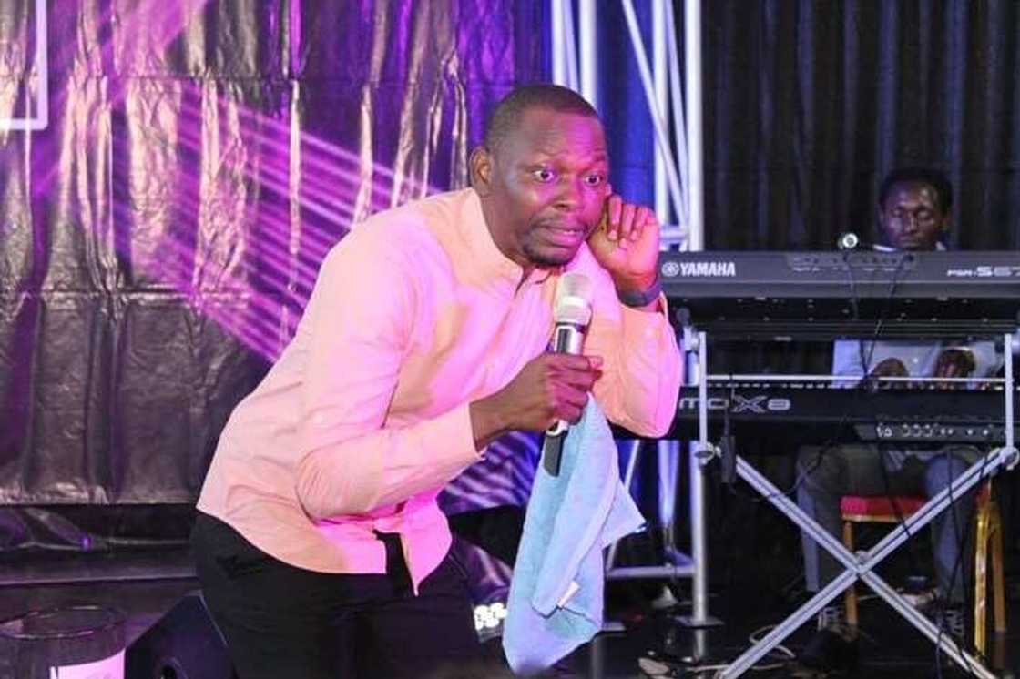 Fasto na sayar da dan kamfe da rigar nono ga mata, wadanda zasu dinga jawo hankalin maza kansu Fasto na sayar da dan kamfe da rigar nono ga mata, wadanda zasu dinga jawo hankalin maza kansu