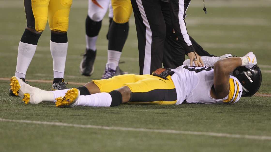 Ryan Shazier of the Pittsburgh Steelers lies on the ground after suffering a back injury